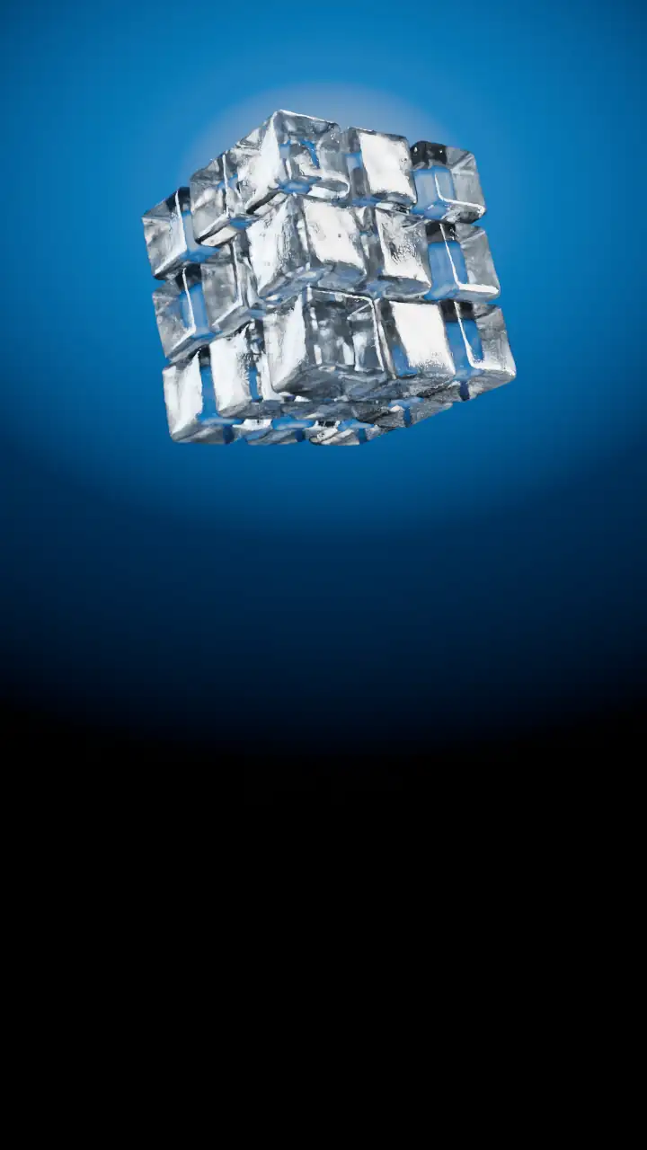 Bloque de cubos de hielo con gotas de agua, sobre fondo azul noche